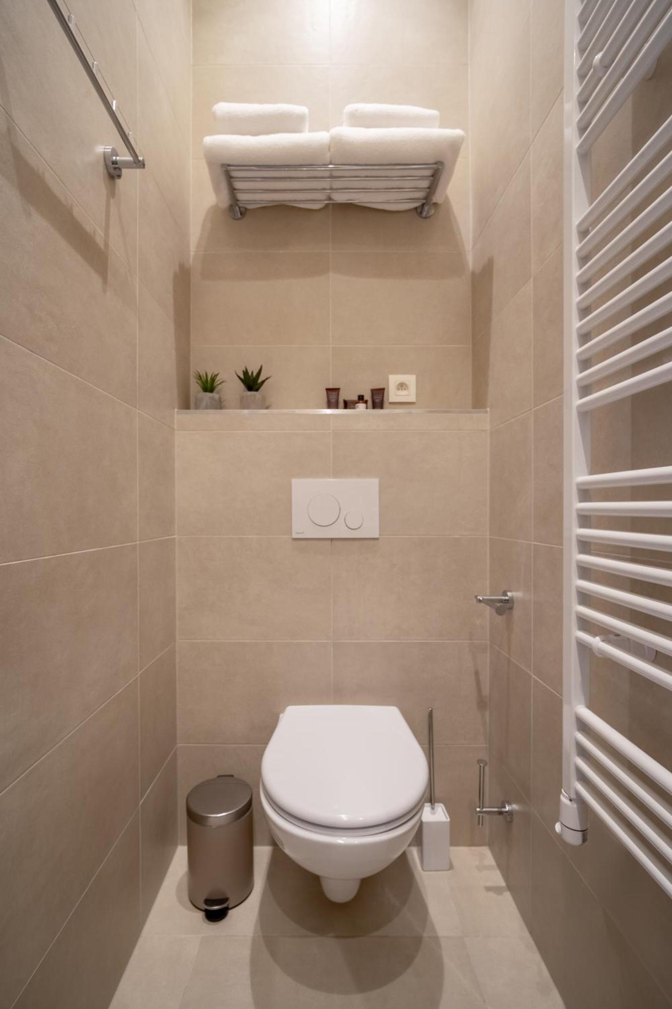J3 Apartment *