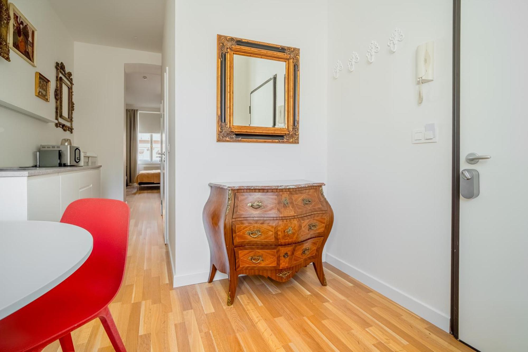 J3 Apartment *